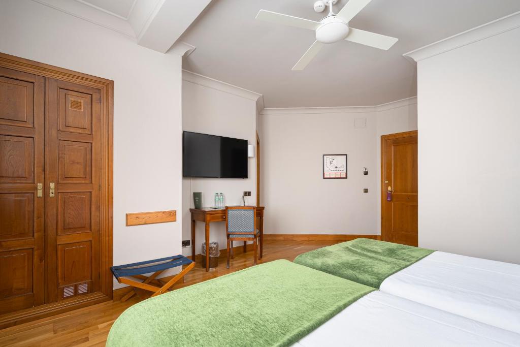 Hotel Hernán Cortés - 8