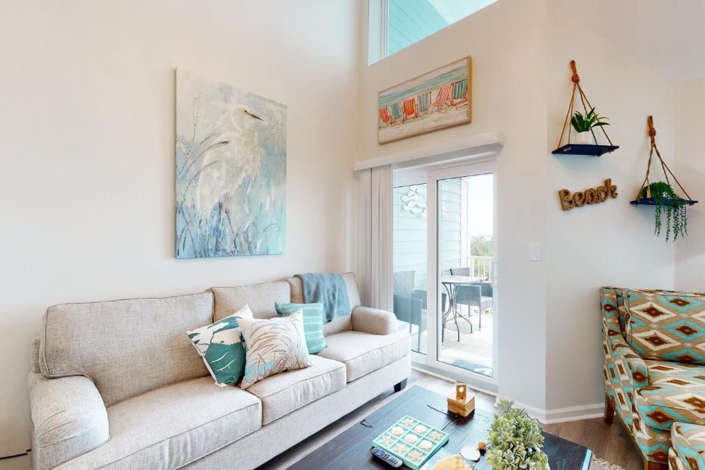 オレンジビーチにあるGrand Caribbean #425のソファとテーブルのあるリビングルーム