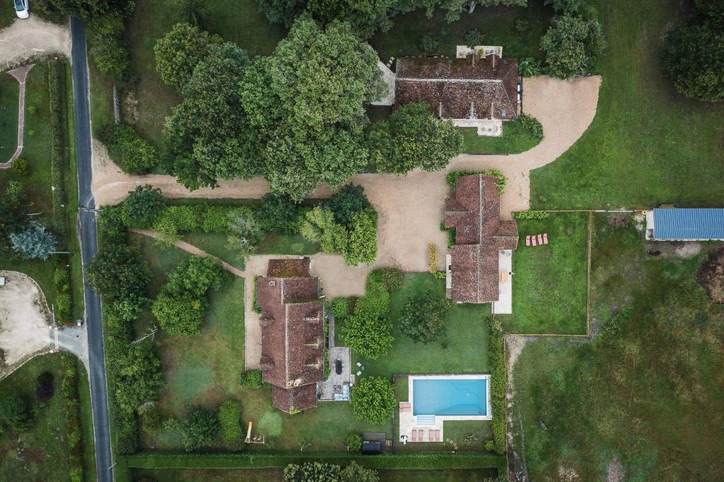 eine Luftansicht auf einen Hof mit einem Haus in der Unterkunft La Grange De Léonie, Chambres d'hôtes avec Piscine et Spa in Méry-sur-Cher