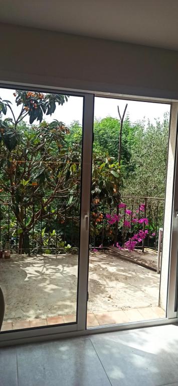 d'une porte coulissante en verre offrant une vue sur le jardin. dans l'établissement Au coin du potager, à Le Rouret