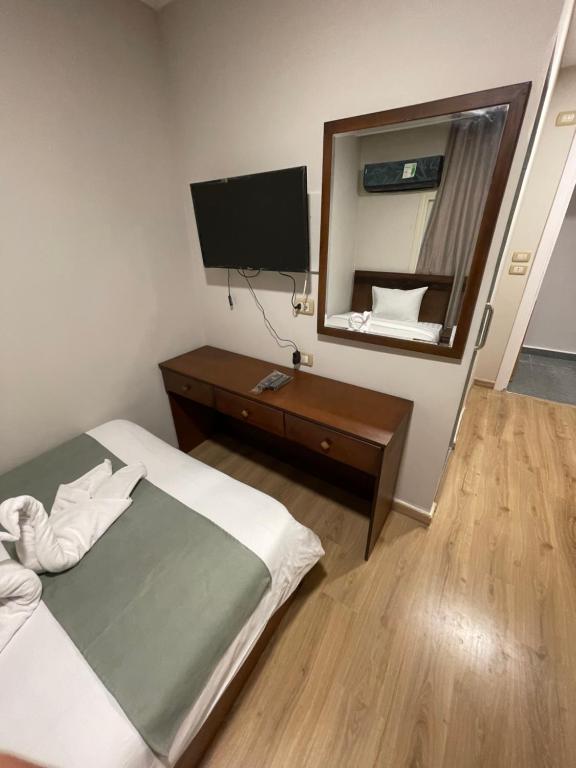 Postel nebo postele na pokoji v ubytování Miramar Evergreen Hotel
