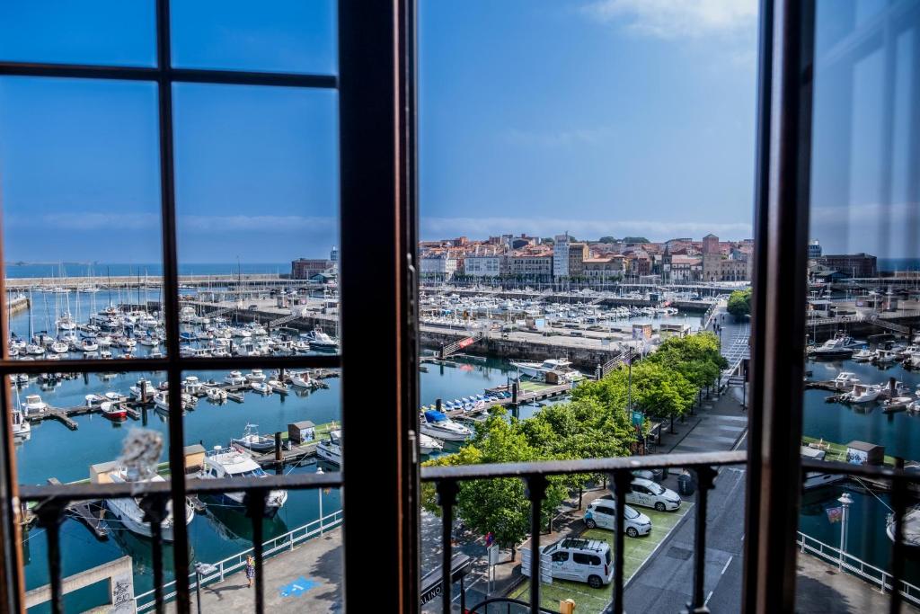 - une vue depuis la fenêtre d'un port de plaisance dans l'établissement Otra Mirada al mar, à Gijón
