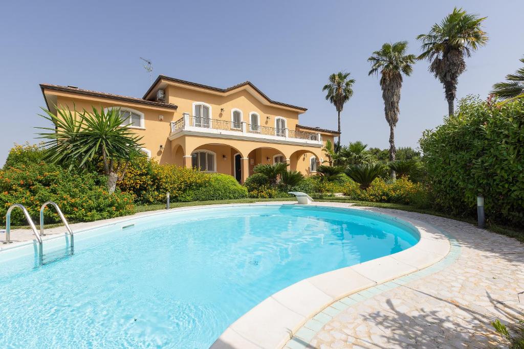 una gran piscina frente a una casa en Villa Frida - Piscina privata ed Eventi a Lecce, en San Pietro in Lama