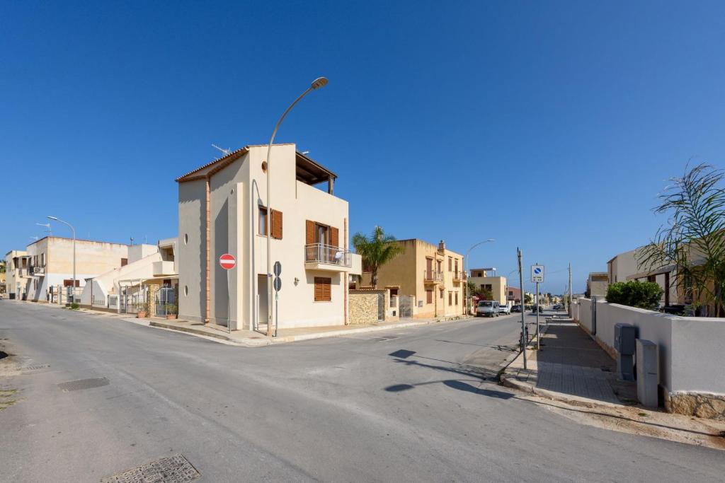 eine leere Straße mit Gebäuden und einer Straßenbeleuchtung in der Unterkunft Il Sole in San Vito lo Capo