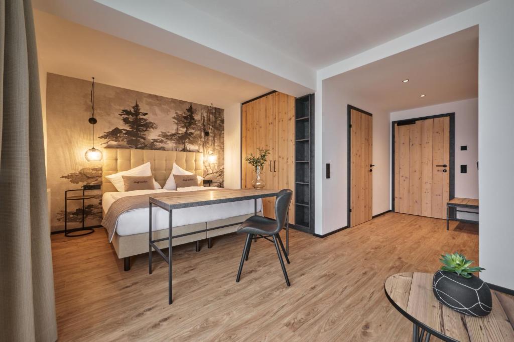 Postel nebo postele na pokoji v ubytování Alpendorf Hotel Stern