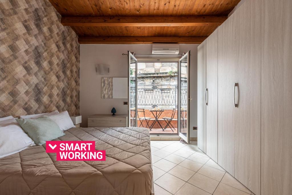 una camera con un letto con un cartello di lavoro intelligente di San Domenico House by Wonderful Italy a Palermo