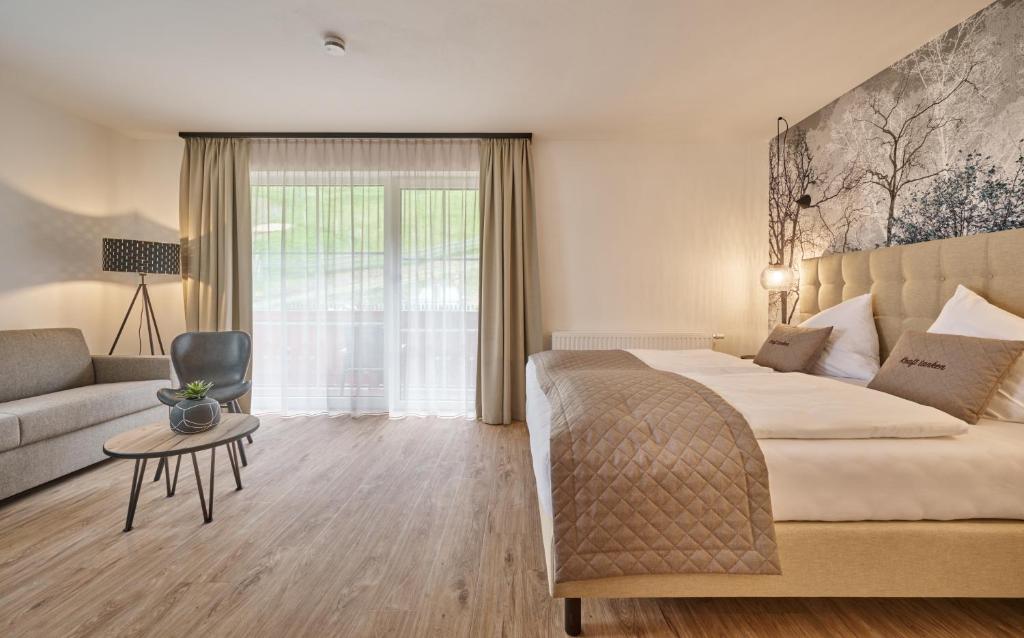 Postel nebo postele na pokoji v ubytování Alpendorf Hotel Stern