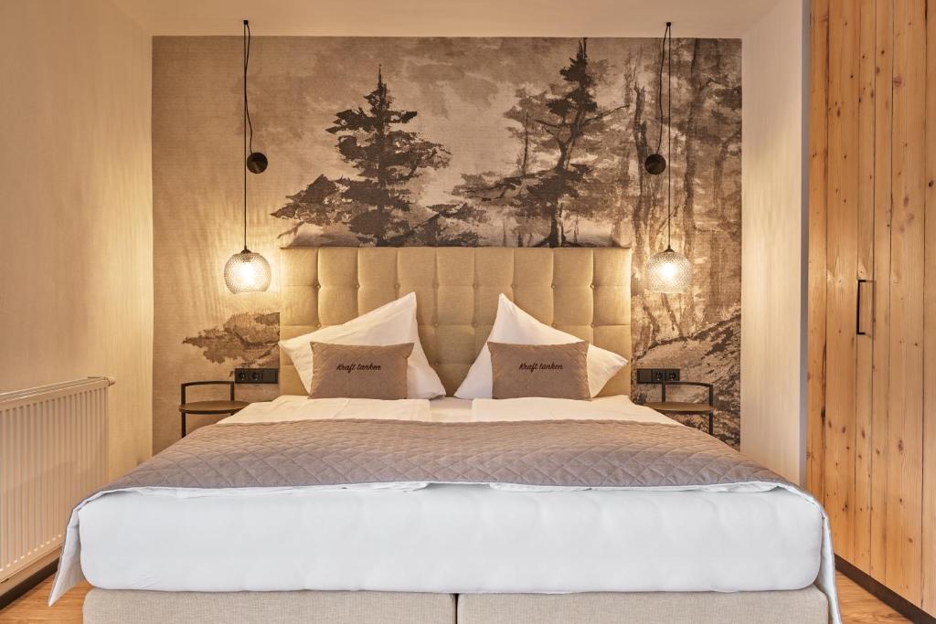 Postel nebo postele na pokoji v ubytování Alpendorf Hotel Stern
