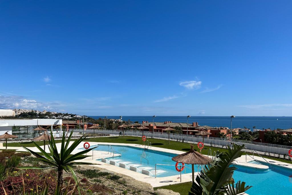 Bazén v ubytování Via Celere 2328 Luxury Sea View Apartment nebo v jeho okolí