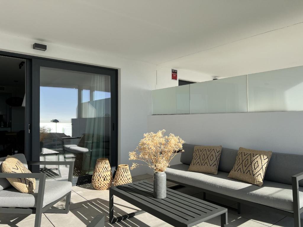 Posezení v ubytování Via Celere 2328 Luxury Sea View Apartment