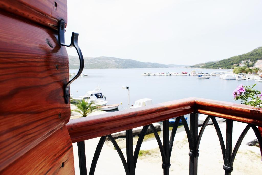 un balcón con vistas a un cuerpo de agua en Villa Kula, en Trogir