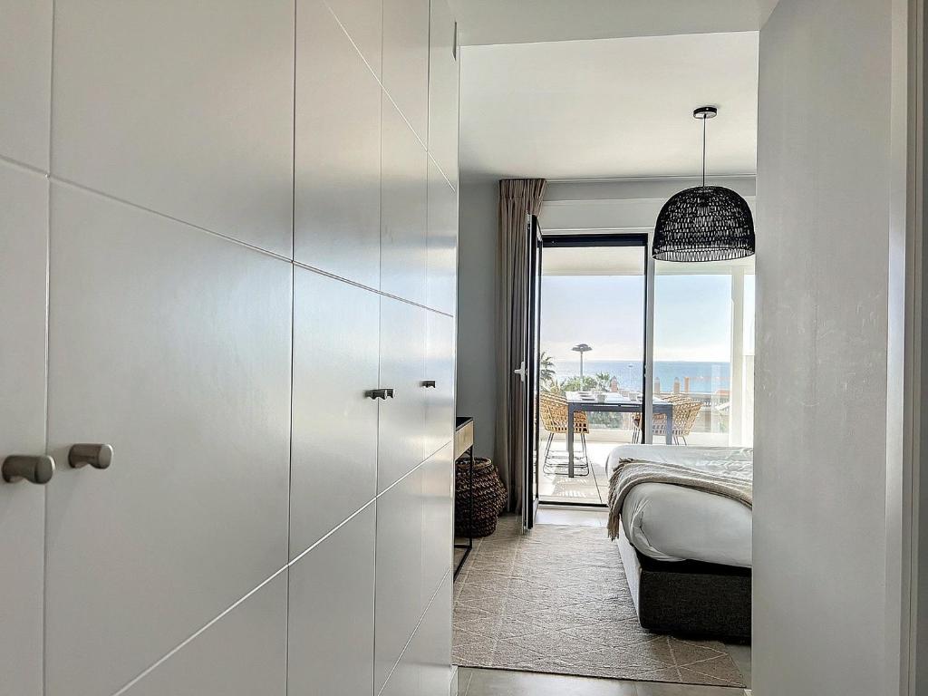Postel nebo postele na pokoji v ubytování Via Celere 2328 Luxury Sea View Apartment