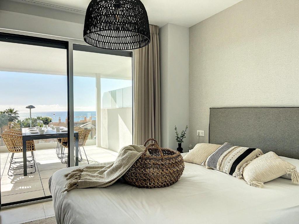 Postel nebo postele na pokoji v ubytování Via Celere 2328 Luxury Sea View Apartment