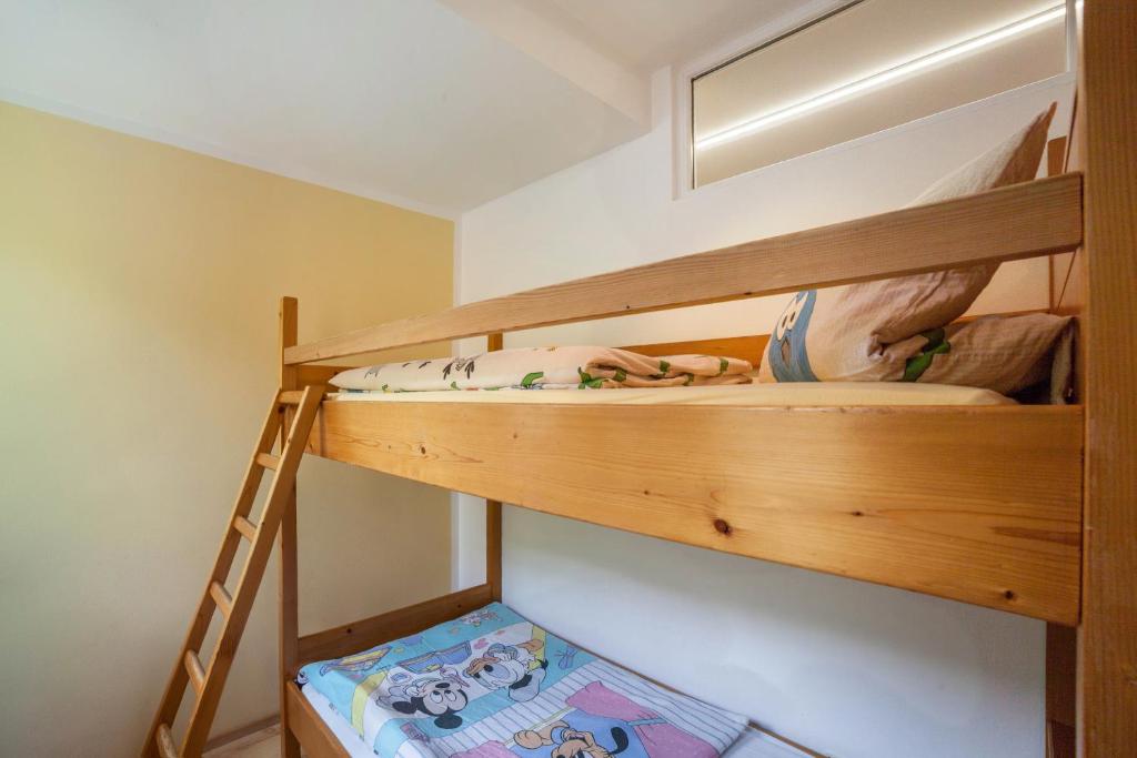 Palanda nebo palandy na pokoji v ubytování Langstein Wohnung Sonnenblume