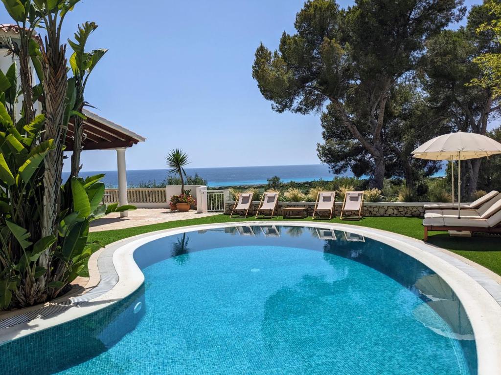 Bazén v ubytovaní Exclusive Son Bou villa with sprawling sea views alebo v jeho blízkosti