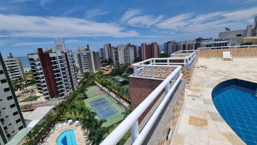 an apartment balcony with a view of the city at Alugar na Riviera Boulevard Flat in Riviera de São Lourenço