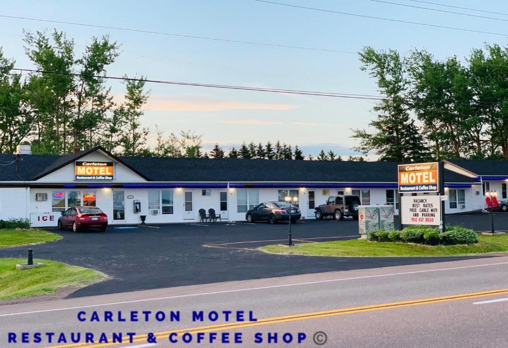 Borden-CarletonにあるCarleton Motel and Coffee Shopの駐車場とコーヒーショップを併設するカールトンモーテルです。