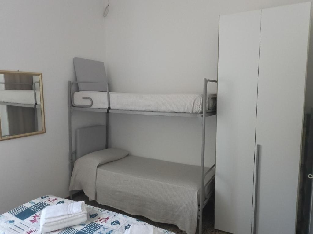 Łóżko lub łóżka w pokoju w obiekcie Bibbona Summer - Pineta 1 -