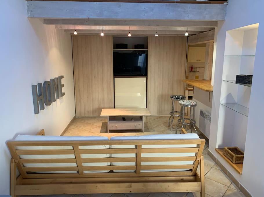 - une chambre avec une table et un banc dans l'établissement T2 Centre Ville Tout Confort, à La Ciotat