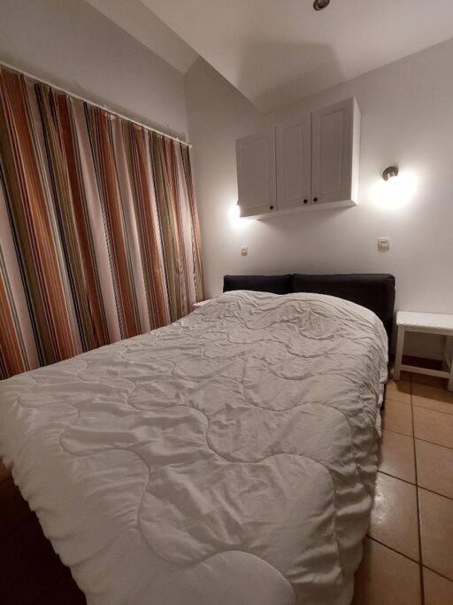 a bedroom with a large white bed in a room at Presqu&#39;ile de Giens - Hameau de la Pinede in Hyères