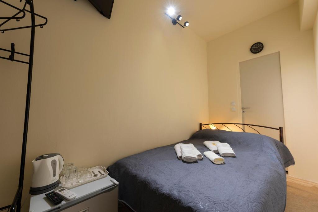 um quarto com uma cama com duas toalhas em PURE URBAN BEDBOXES ACROPOLIS METRO PETRALONA em Atenas