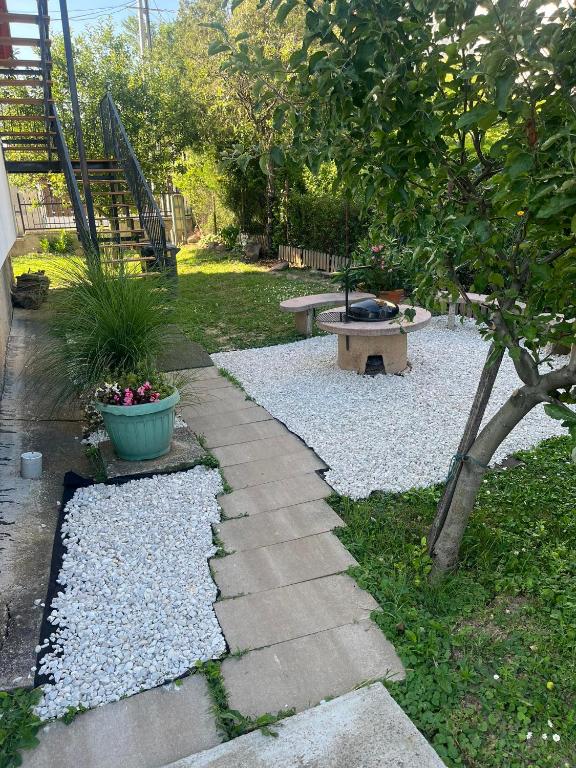 Vonkajšia záhrada v ubytovaní Rege apartman 2