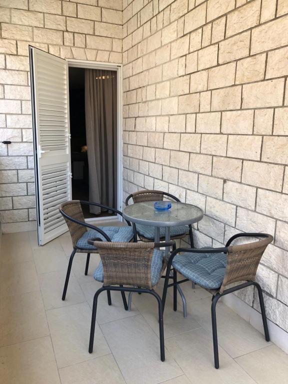 Posezení v ubytování Omis - private Ensuite room with balcony - hotel style