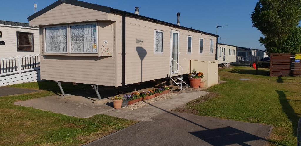 a tiny house is parked in a yard at Beaches45 in Hythe