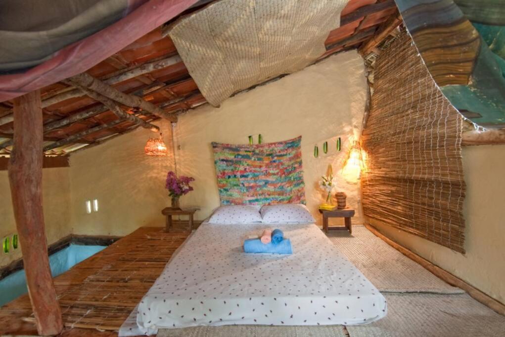 een slaapkamer met een bed in een kamer bij Canto do Morere in Moreré
