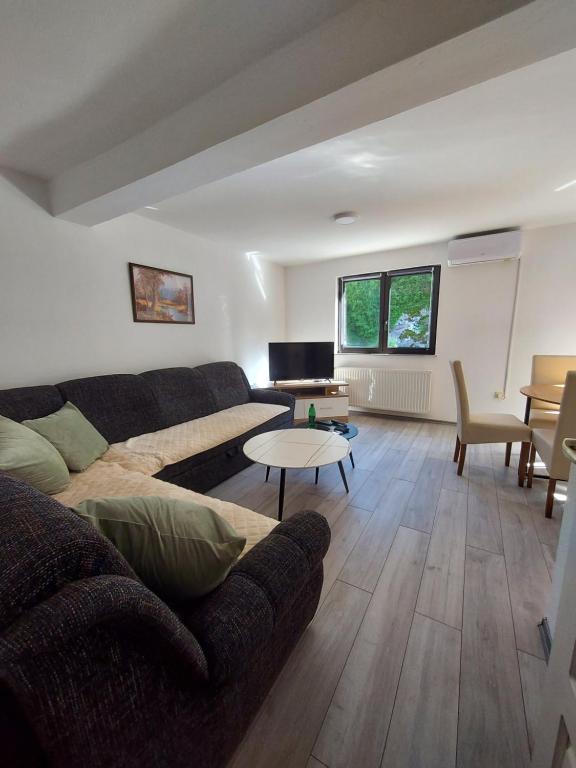 a living room with a couch and a table at Apartman Trupsi in Jajce