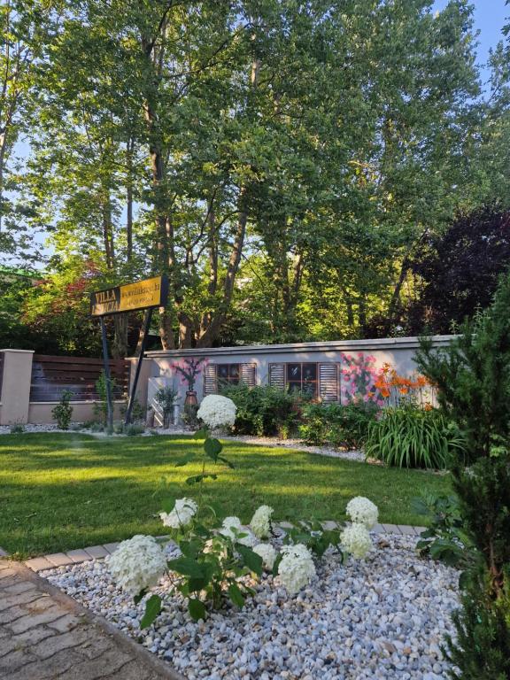 Vonkajšia záhrada v ubytovaní Villa Letícia Siófok