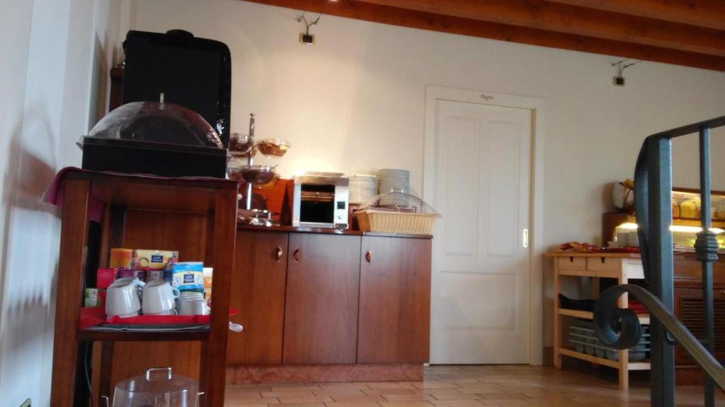 A kitchen or kitchenette at Relais Corte Pontigliardo
