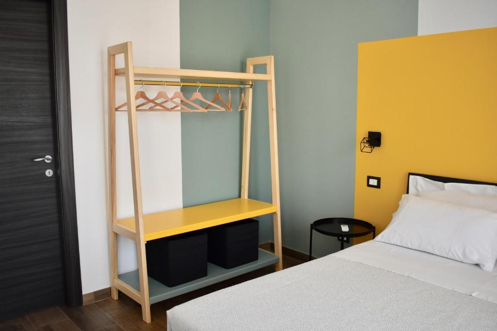 sypialnia z łóżkiem piętrowym i żółtą ścianą w obiekcie Domus Solis w mieście Pachino