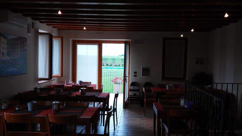 A restaurant or other place to eat at Relais Corte Pontigliardo