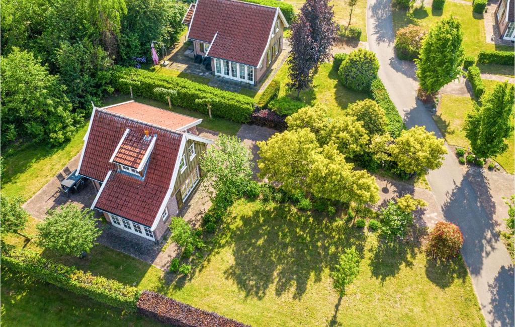 una vista aérea de una casa con patio en Buitengoed Het Lageveld- 68 en Hoge-Hexel