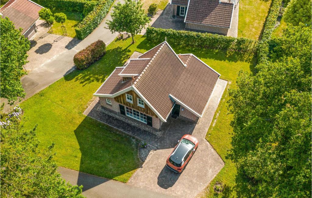 - une vue sur une maison avec une voiture garée dans la cour dans l'établissement Buitengoed Het Lageveld - 134, à Hoge-Hexel