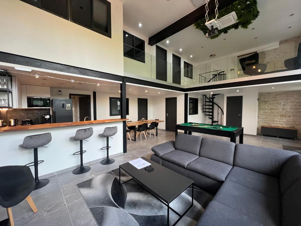 - un salon avec un canapé et un billard dans l'établissement Loft entier Nancy centre et parking, à Nancy