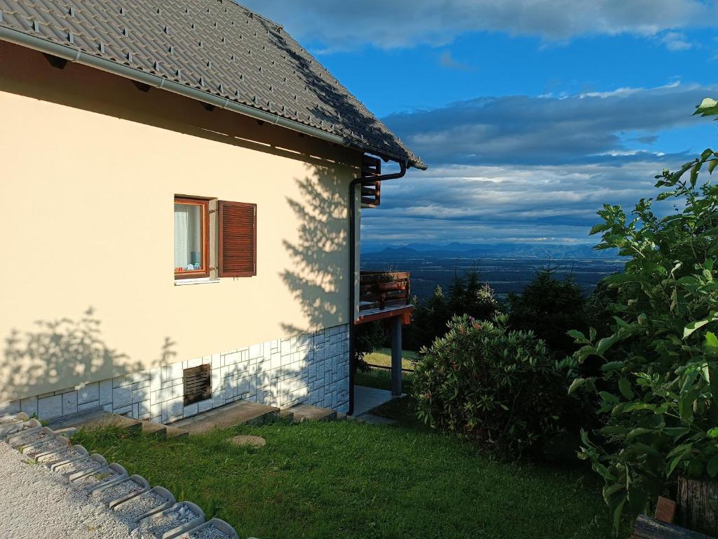 un edificio blanco con una ventana en el costado en Kralj Matjaž - the green escape under Alps, en Golnik