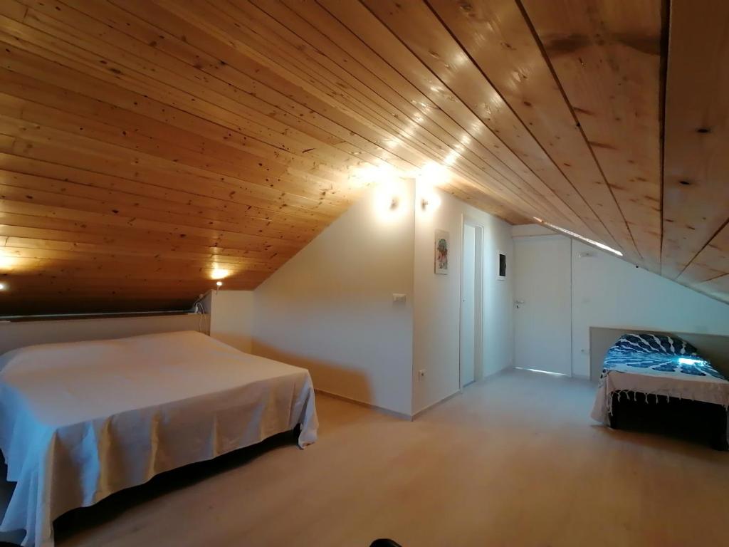 een grote kamer met een bed en een trap bij Apartment Mimosa-Olib HR in Olib