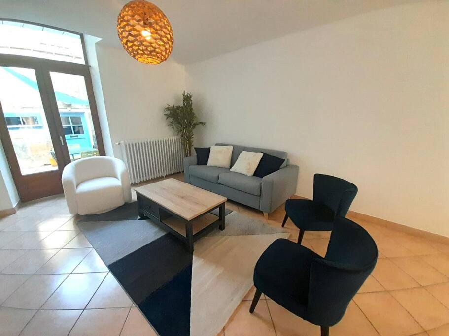 ein Wohnzimmer mit einem Sofa, einem Tisch und Stühlen in der Unterkunft Belle Maison 8 pers Vatan centre in Vatan