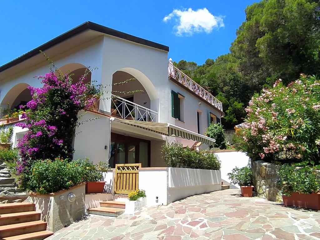 a house with flowers in front of it at Tra mare e bosco nella splendida Quercianella in Quercianella