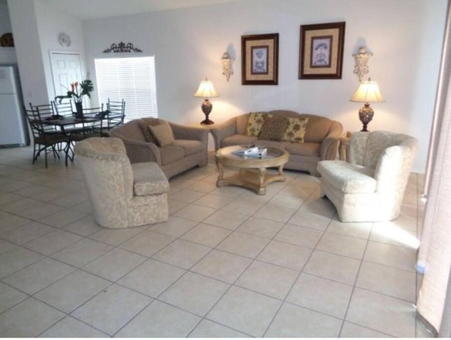 sala de estar con sofás, sillas y mesa en Lovely 4Bd Gm Spa Pool Hm Glenbrook-1616MSD, en Orlando