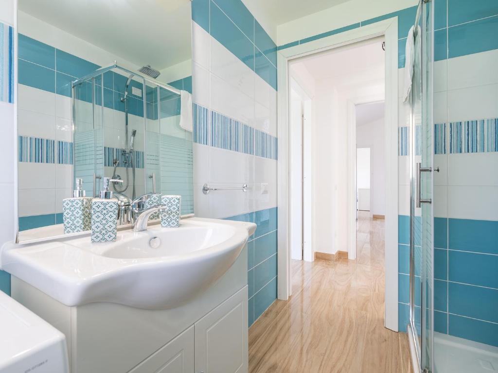 A bathroom at Villa Lunu