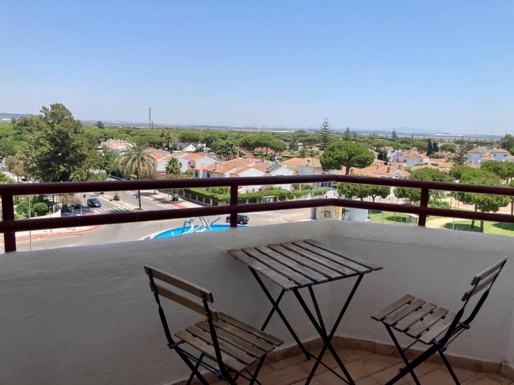 two chairs and a table on a balcony with a view at APARTAMENTO GEMINIS VISTA - WiFi - Parking in El Puerto de Santa María