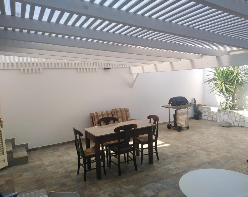 a dining room with a table and chairs at Vera Vacanza in Sannicola