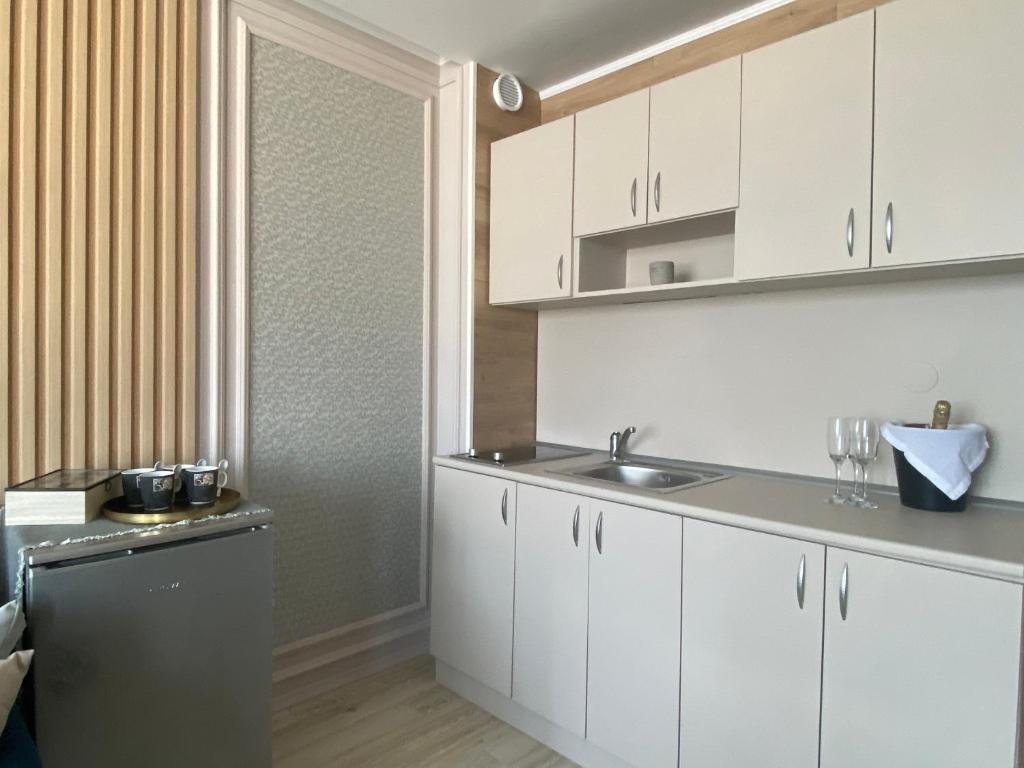 Kuchyň nebo kuchyňský kout v ubytování PARADISO 'В' 201 One Bedroom Apartment