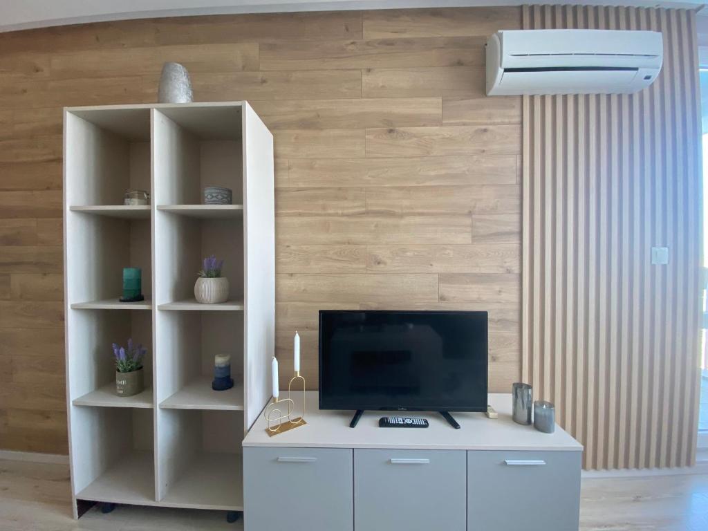 TV a/nebo společenská místnost v ubytování PARADISO 'В' 201 One Bedroom Apartment