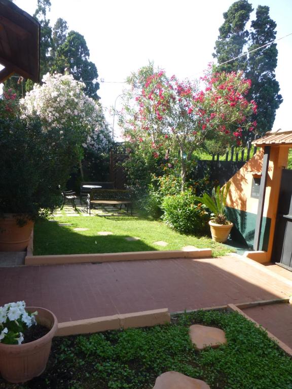 Ogród w obiekcie Casa Vacanza Appartamenti Al Mare
