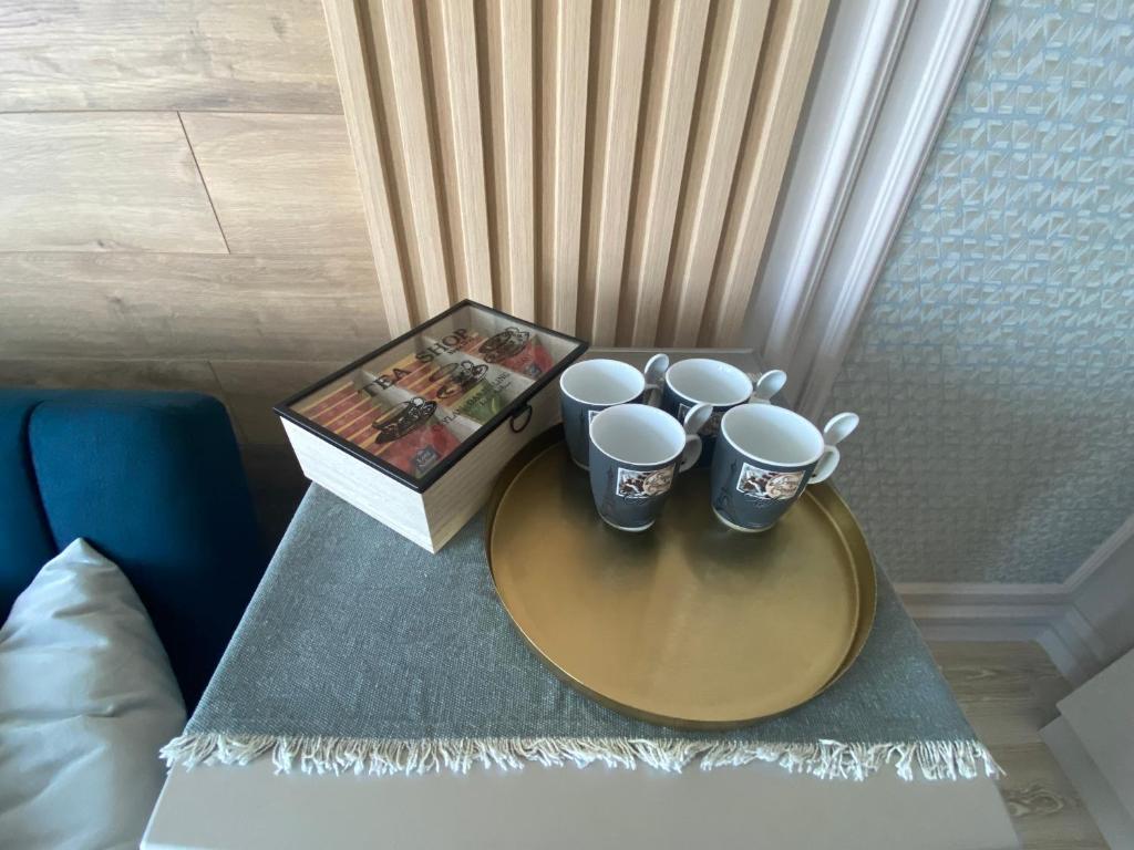 Příslušenství pro přípravu čaje a kávy v ubytování PARADISO 'В' 201 One Bedroom Apartment