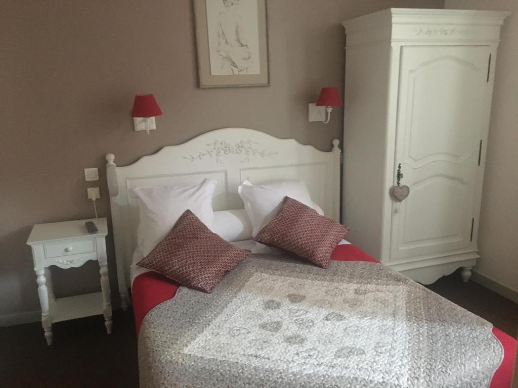 - une chambre avec un lit blanc et 2 oreillers dans l'établissement HOTEL LES MARRONNIERS, à Thueyts